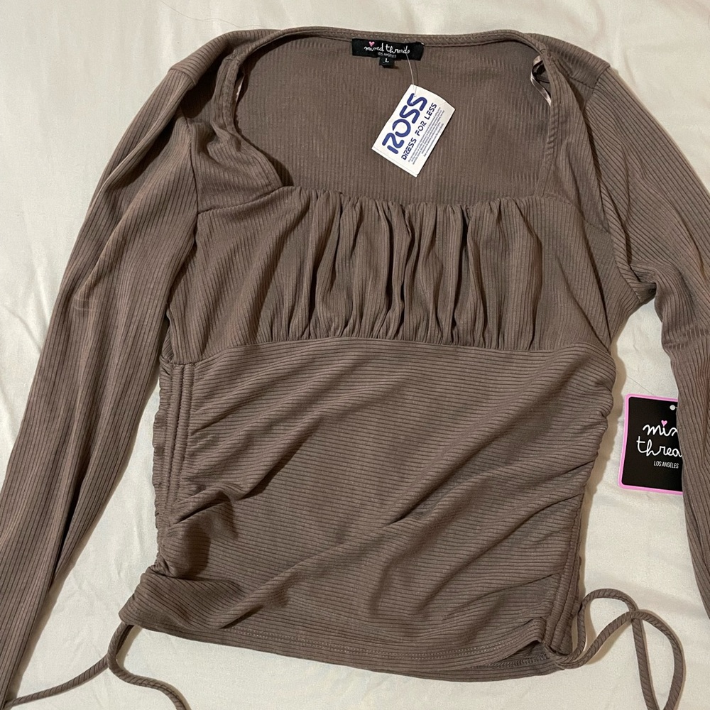 Long sleeve ruched crop top.